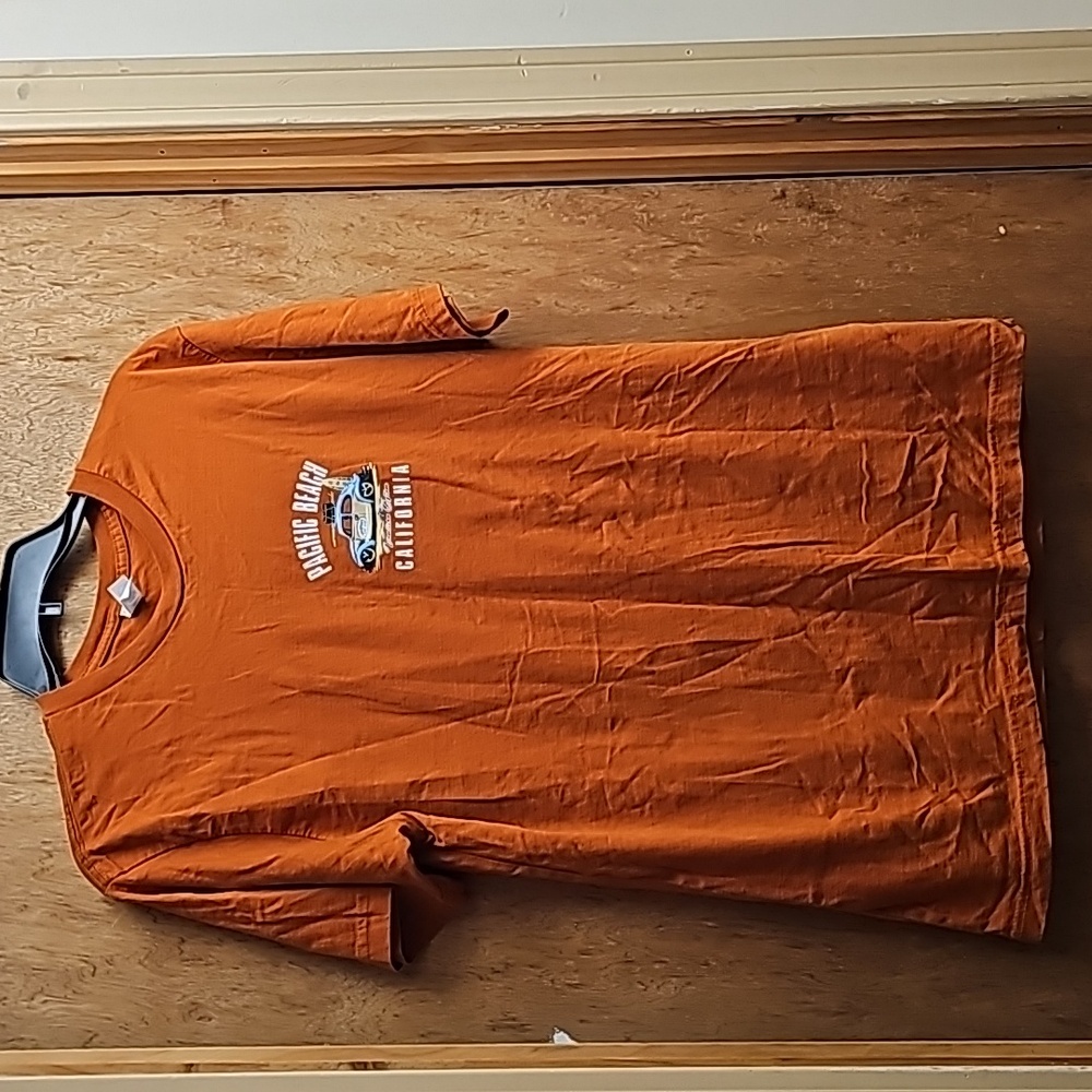 Mens L Volkswagen Bug, Circle collection, rust color tshirt, new without tags